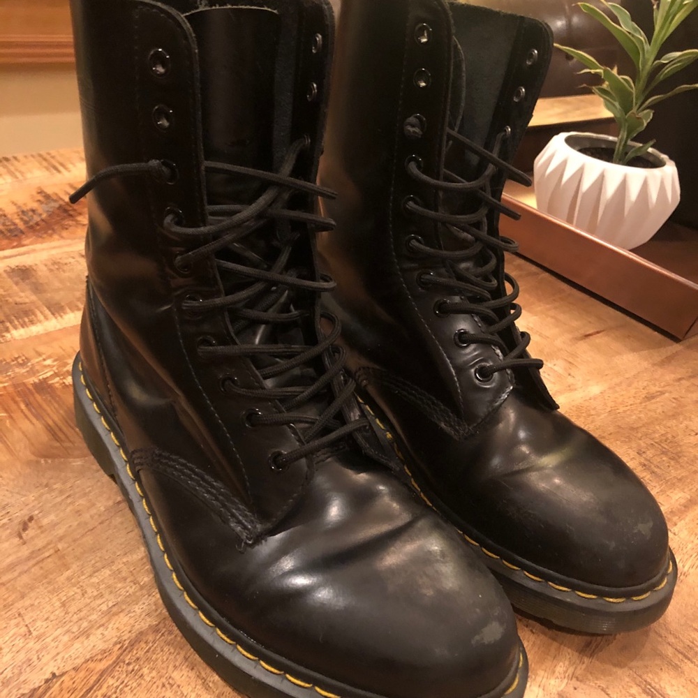 Doc Marten mens combat boots 11
